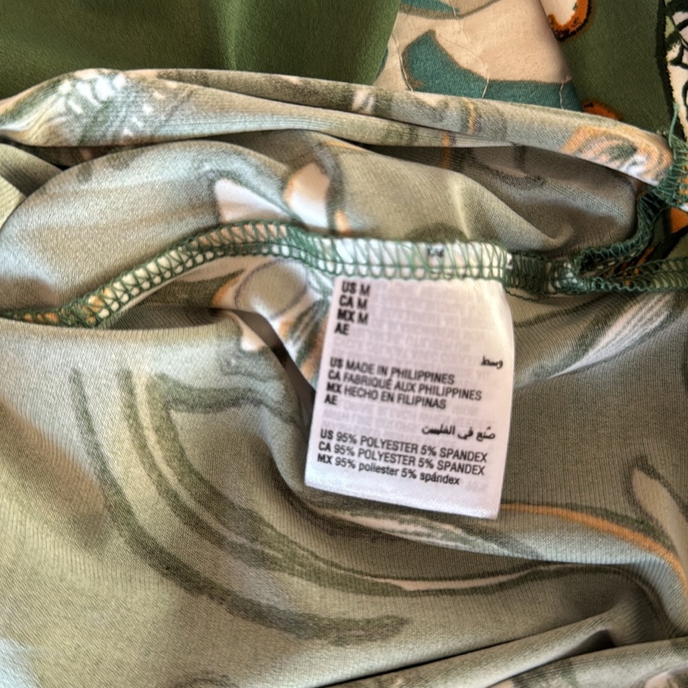 This is a cold shoulder long sleeved blouse from the JM collection, in a medium - Picture 5 of 5